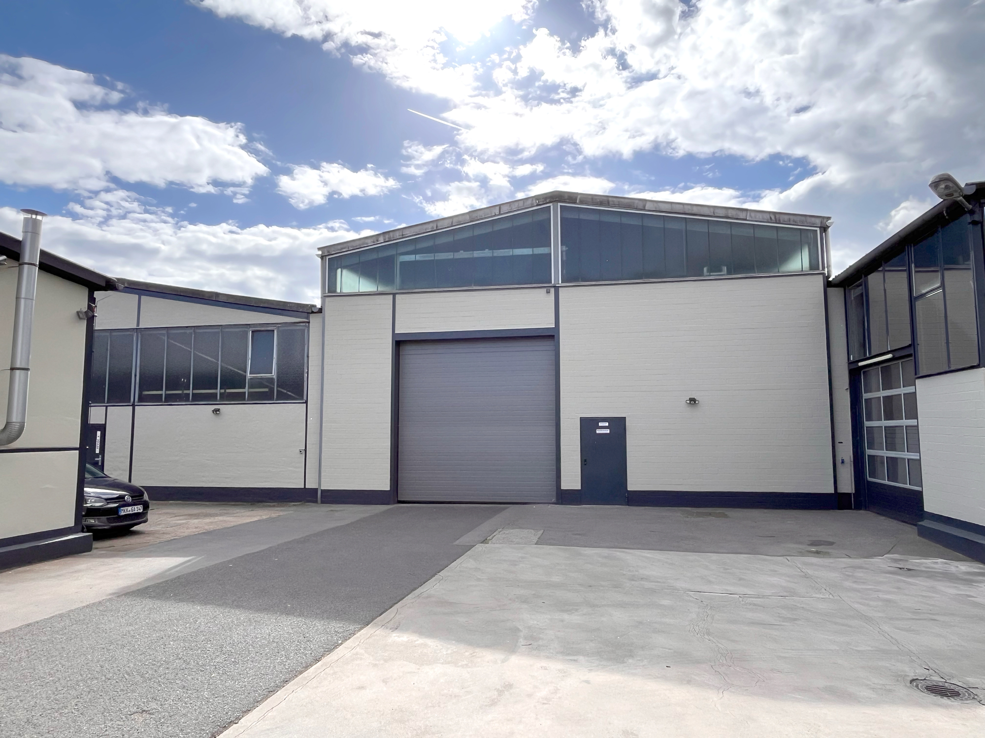 Produktionshalle mit erneuertem Sectionaltor