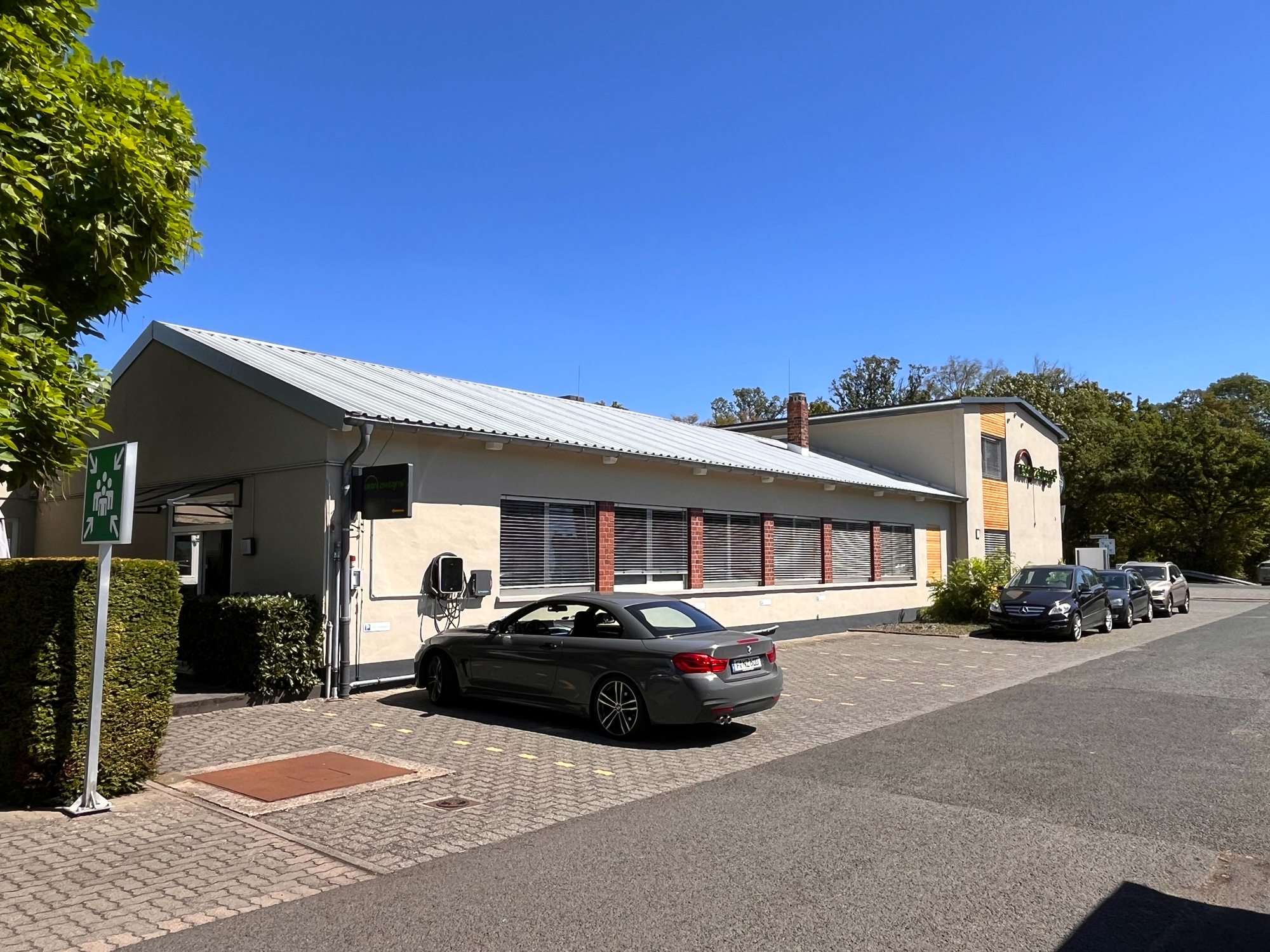 Werkstattgebäude mit neuer Fassade und Ladepunkt
