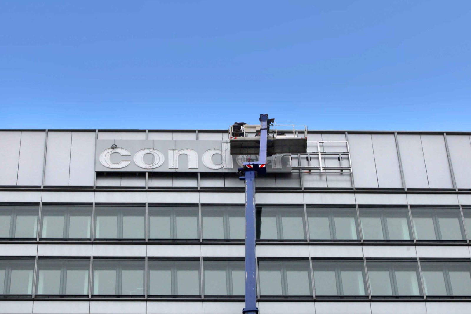 Montage der Condor-Lichtwerbung